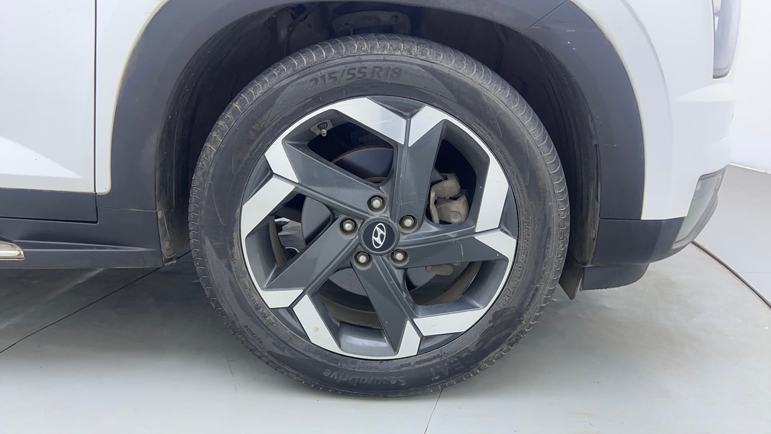 Used 2022 Hyundai Alcazar Signature (O) 6 STR 1.5 Diesel AT Diesel Automatic tyres RIGHT FRONT TYRE RIM VIEW