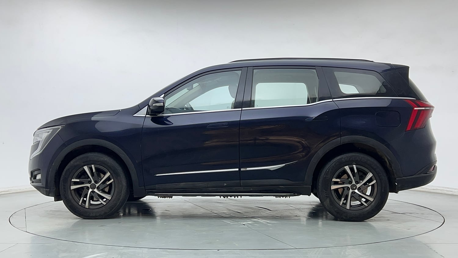 Used 2022 Mahindra XUV700 AX 5 Petrol MT 7 STR Petrol Manual exterior LEFT SIDE VIEW