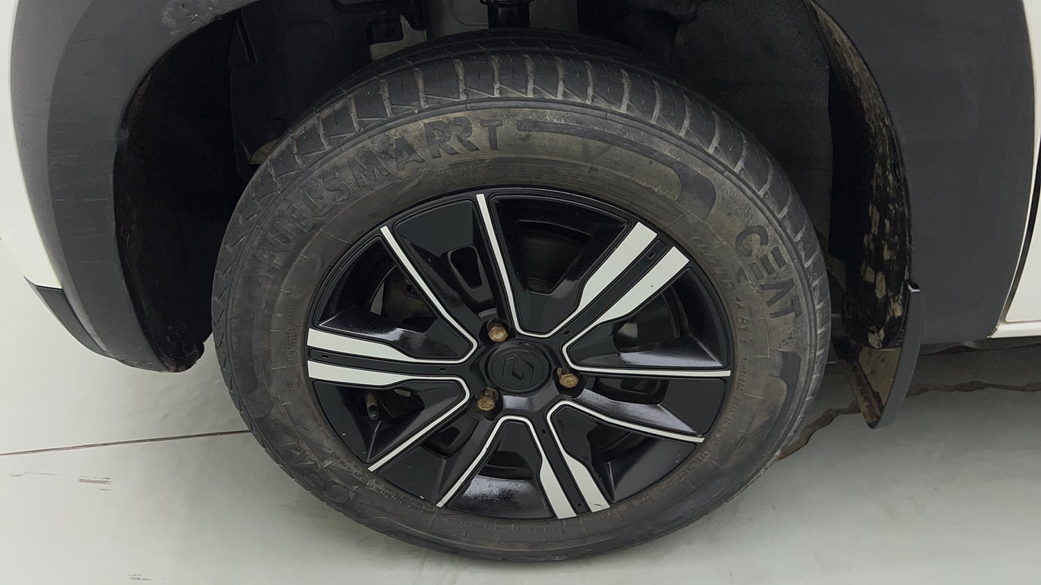 Used 2022 Renault Kwid Climber Dual Tone Petrol Manual tyres LEFT FRONT TYRE RIM VIEW