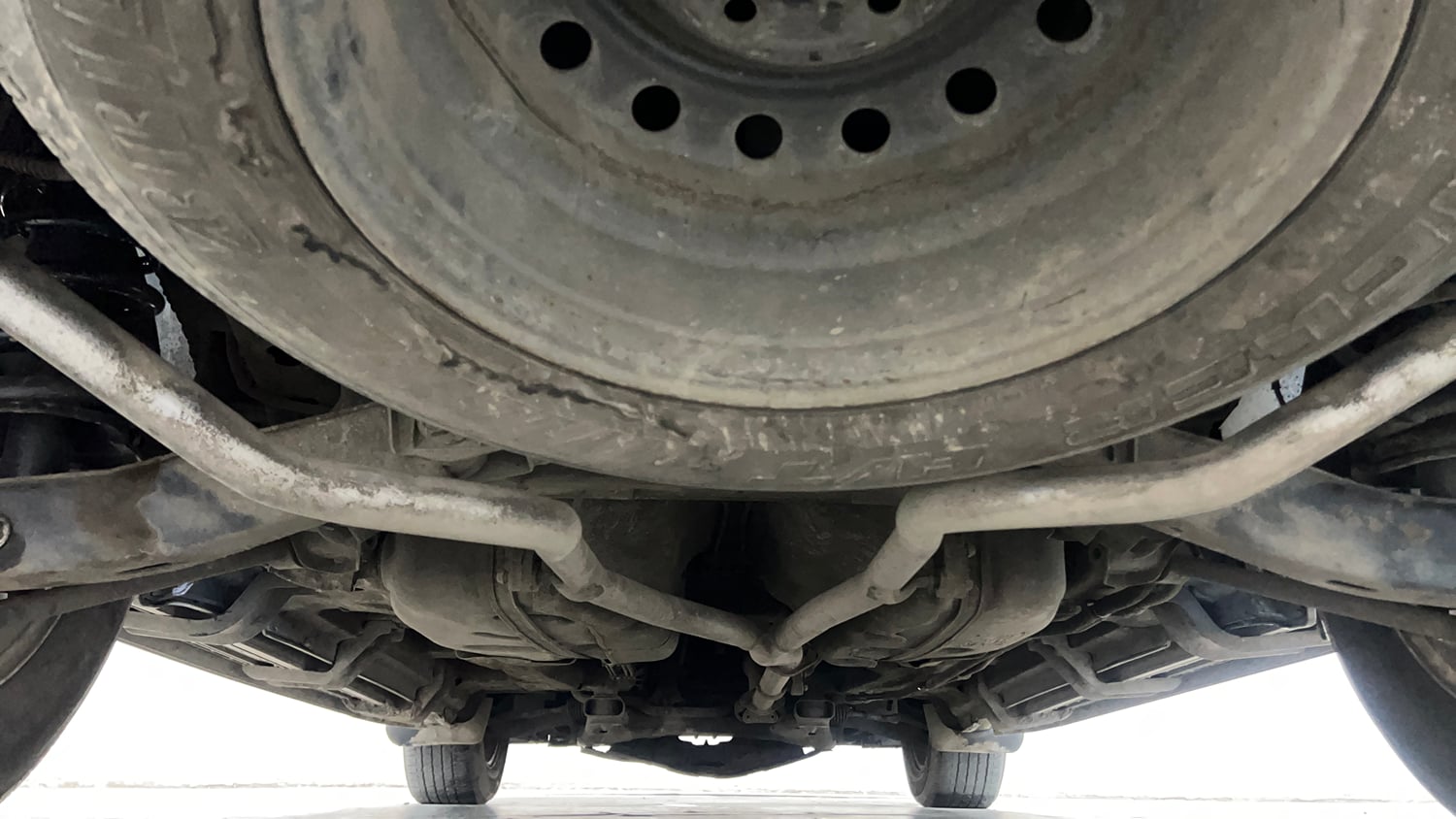 Used 2016 Mahindra XUV500 W10 AT Diesel Automatic extra REAR UNDERBODY VIEW (TAKEN FROM REAR)