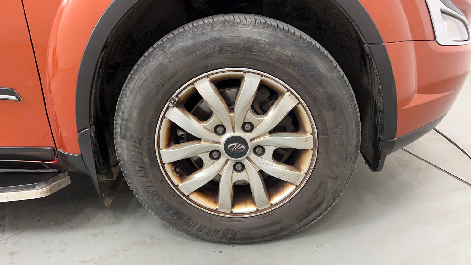 Used 2016 Mahindra XUV500 W10 AT Diesel Automatic tyres RIGHT FRONT TYRE RIM VIEW