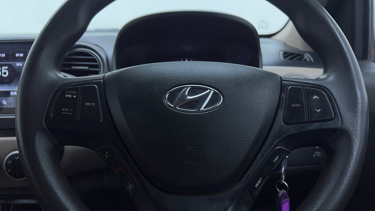 Used 2015 Hyundai Xcent SX 1.2 Petrol Manual top_features Airbags
