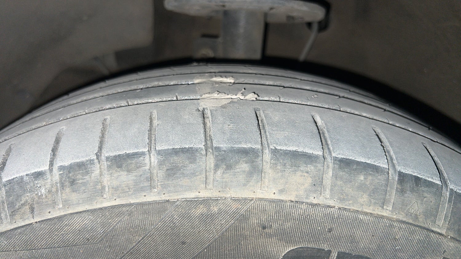 Used 2022 Maruti Suzuki Swift ZXi Petrol Manual tyres LEFT FRONT TYRE TREAD VIEW