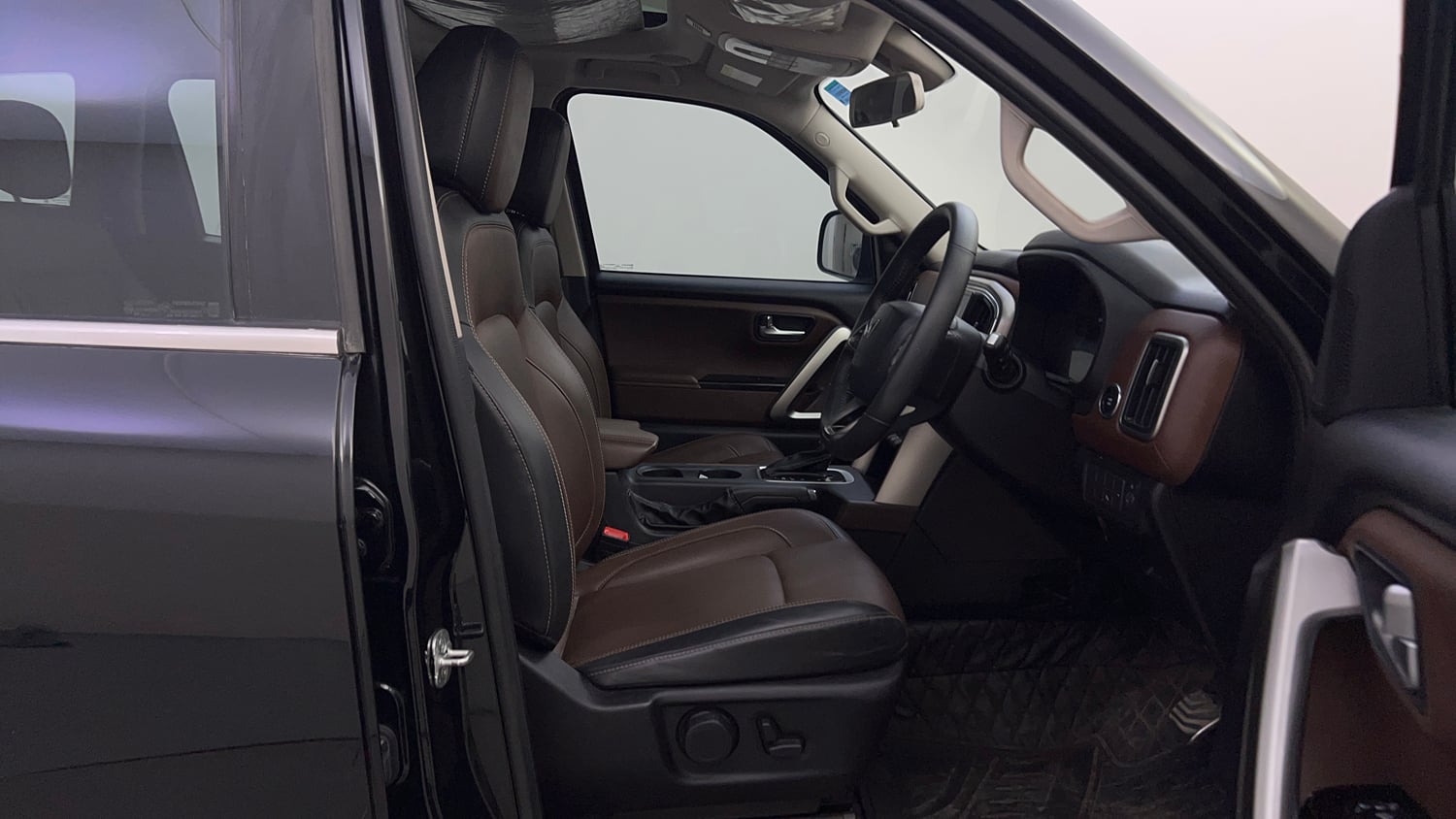 Used 2022 Mahindra Scorpio N Z8 L Petrol AT 7 STR Petrol Automatic interior RIGHT SIDE FRONT DOOR CABIN VIEW