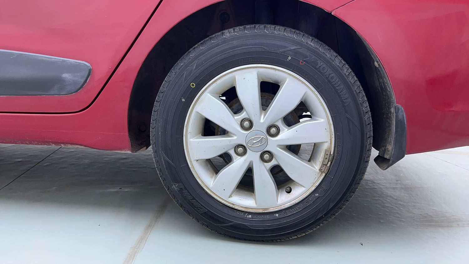 Used 2015 Hyundai Xcent SX 1.2 Petrol Manual tyres LEFT REAR TYRE RIM VIEW