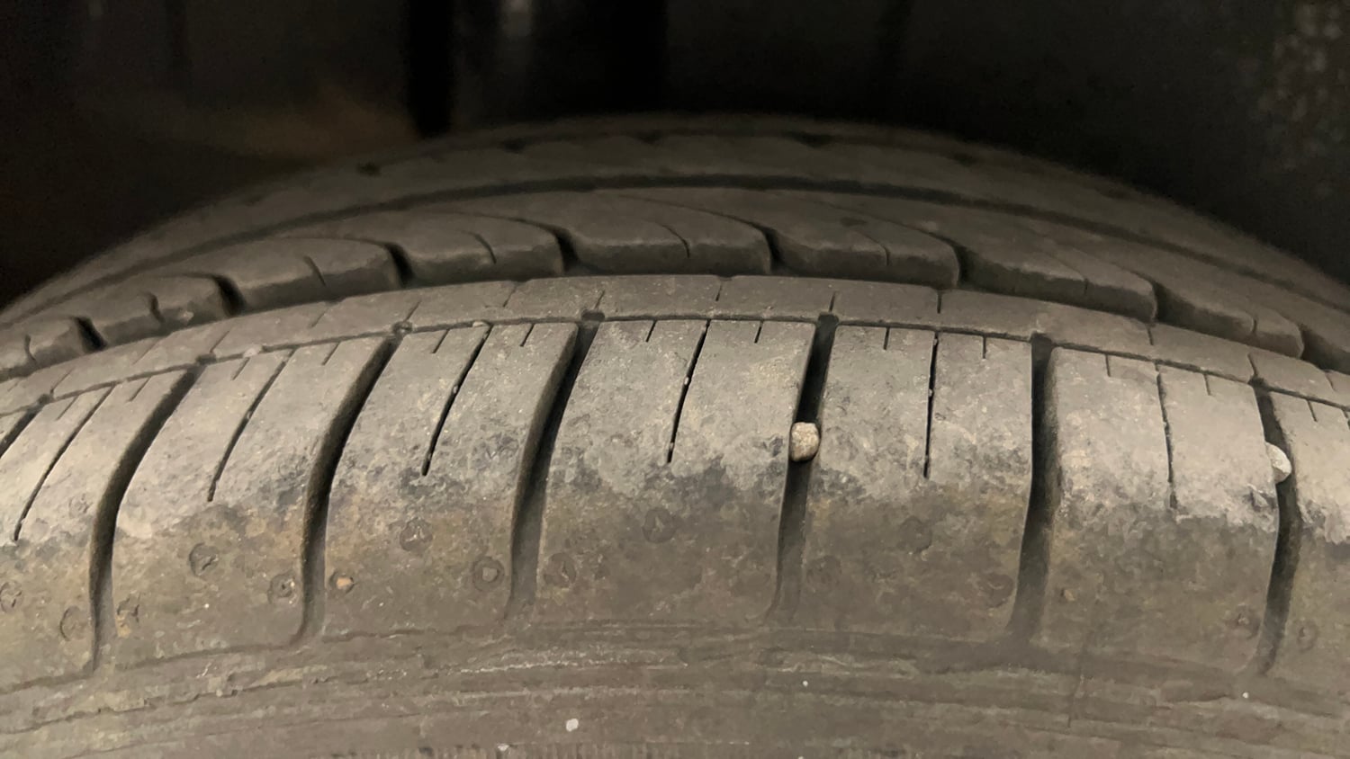 Used 2013 Maruti Suzuki Ertiga Vxi Petrol Manual tyres RIGHT REAR TYRE TREAD VIEW