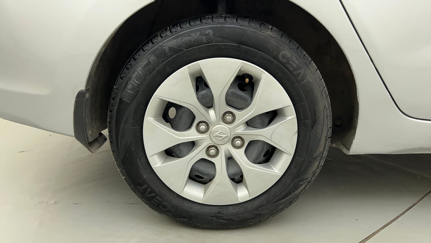 Used 2014 Hyundai Xcent Base 1.2 Petrol Manual tyres RIGHT REAR TYRE RIM VIEW