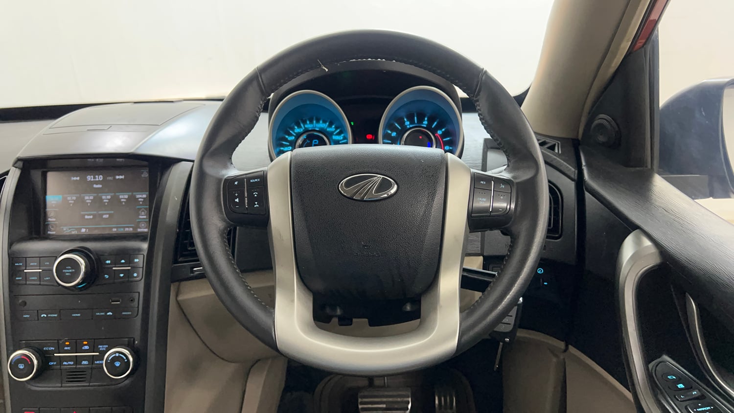 Used 2016 Mahindra XUV500 W10 AT Diesel Automatic interior STEERING VIEW