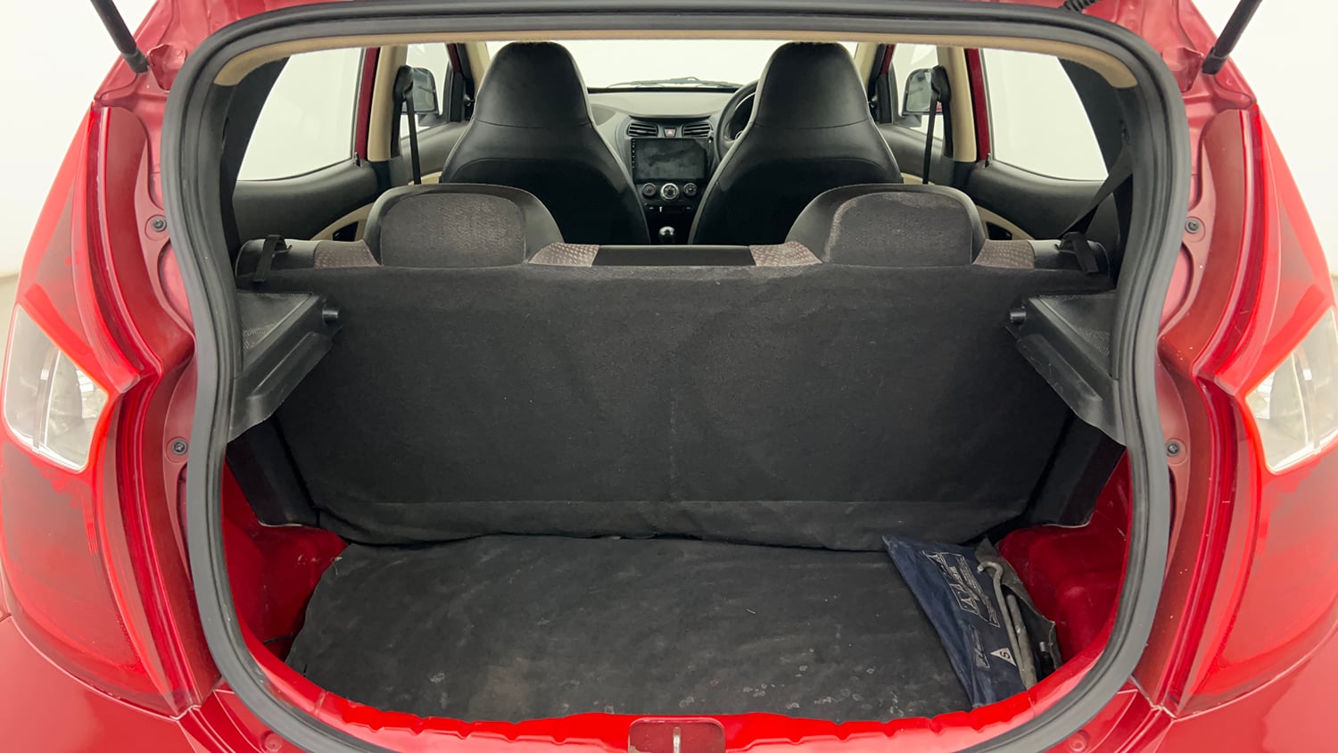 Used 2015 Hyundai Eon Magna Petrol Manual interior DICKY INSIDE VIEW