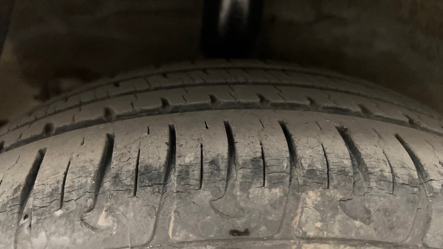 Used 2016 Hyundai Grand i10 Asta AT 1.2 Kappa VTVT Petrol Automatic tyres RIGHT REAR TYRE TREAD VIEW