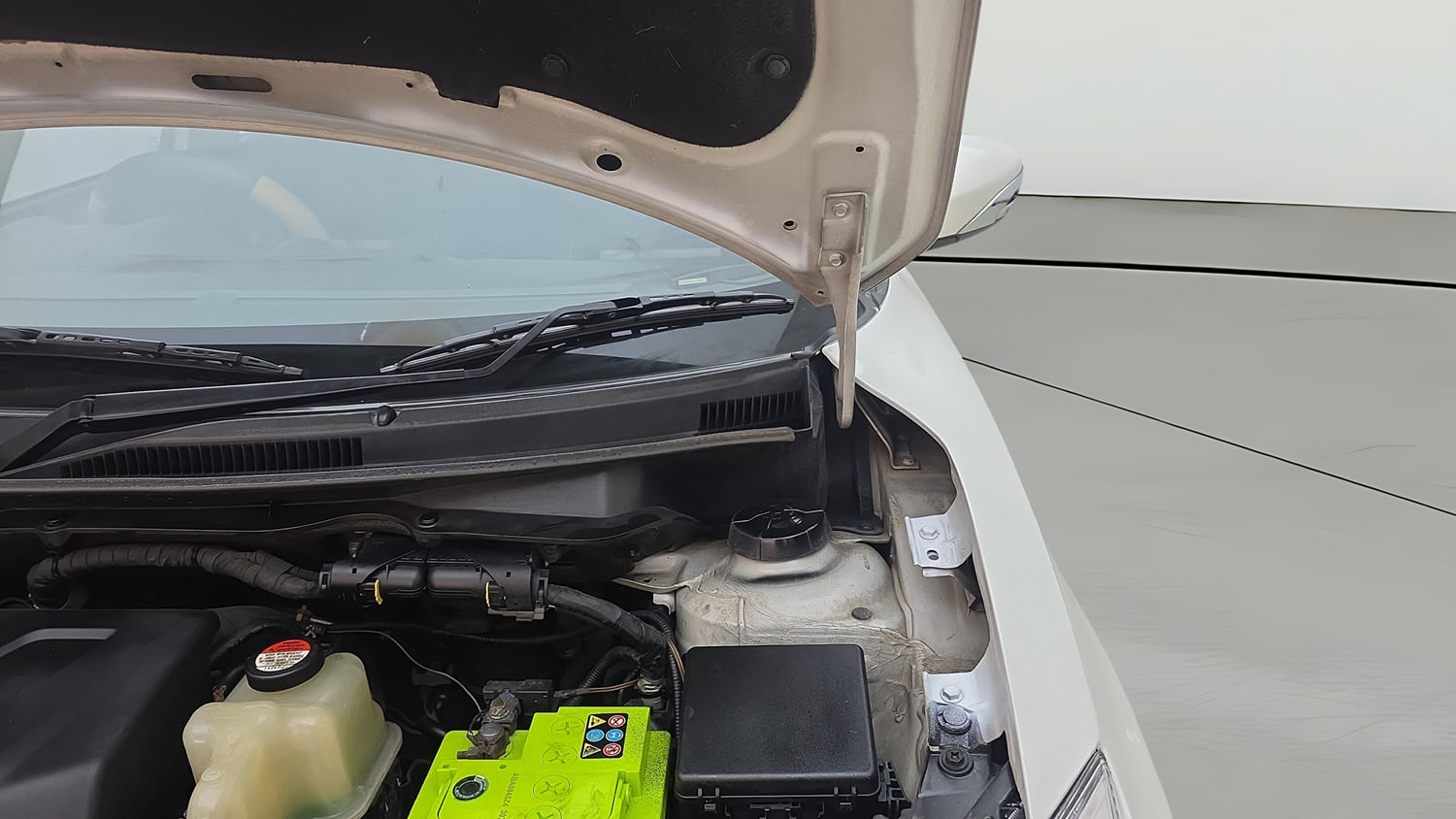 Used 2018 Maruti Suzuki Swift VDi Diesel Manual engine ENGINE LEFT SIDE HINGE & APRON VIEW