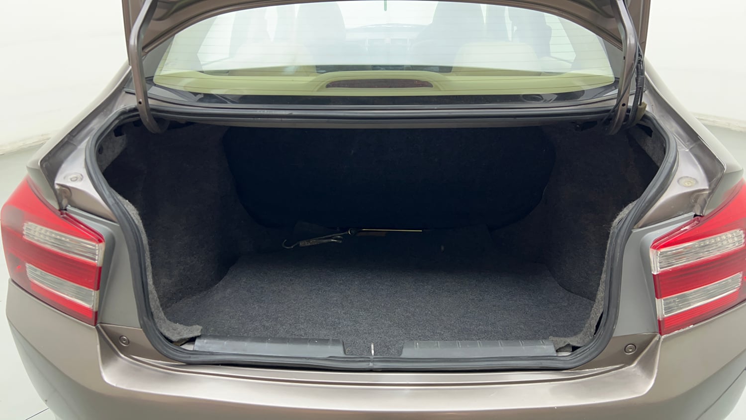 Used 2013 Honda City V MT AVN Petrol Manual interior DICKY INSIDE VIEW