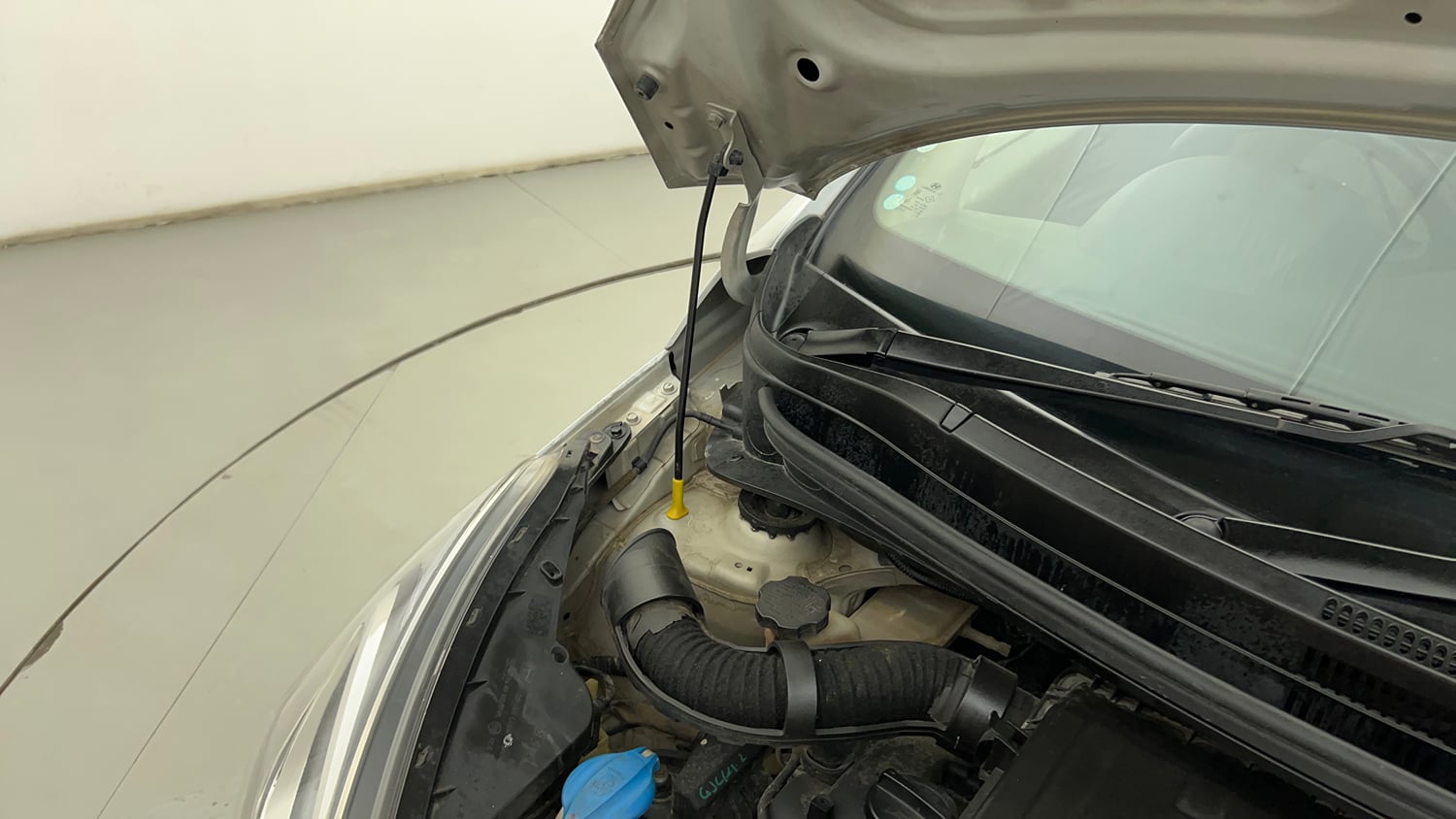 Used 2014 Hyundai Xcent Base 1.2 Petrol Manual engine ENGINE RIGHT SIDE HINGE & APRON VIEW