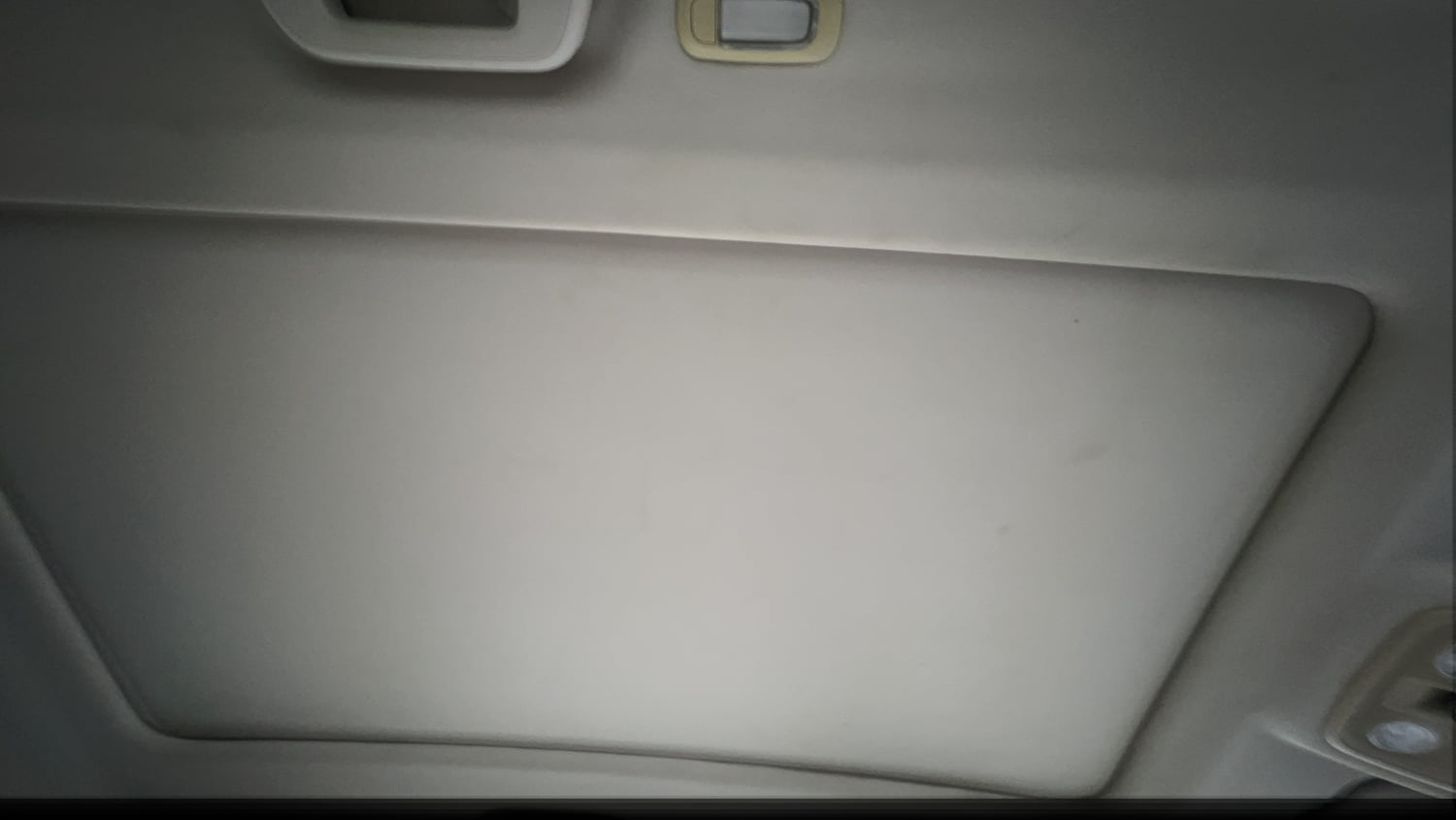 Used 2022 Mahindra XUV700 AX 5 Petrol MT 7 STR Petrol Manual top_features Sunroof