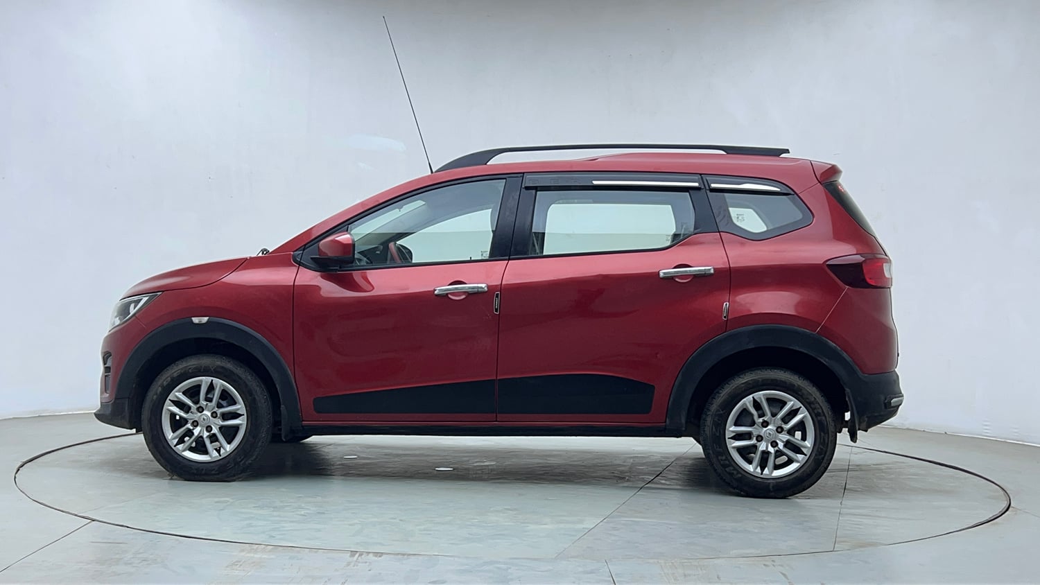 Used 2020 Renault Triber RXT Petrol Manual exterior LEFT SIDE VIEW