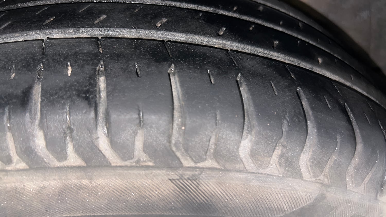 Used 2014 Hyundai i20 Sportz 1.2 Petrol Manual tyres LEFT REAR TYRE TREAD VIEW