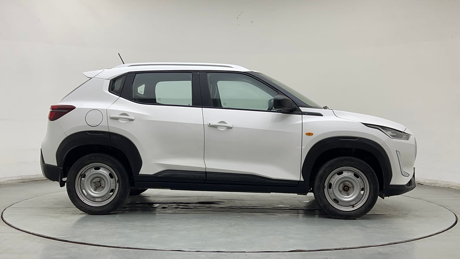 Used 2023 Nissan Magnite XE Petrol Manual exterior RIGHT SIDE VIEW