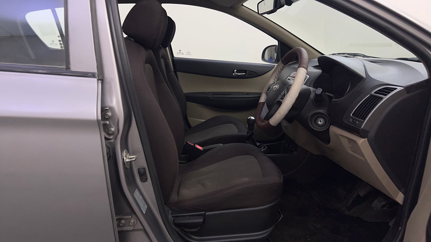 Used 2014 Hyundai i20 Sportz 1.2 Petrol Manual interior RIGHT SIDE FRONT DOOR CABIN VIEW