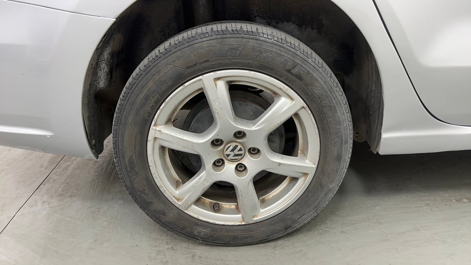 Used 2014 Volkswagen Vento Highline Diesel Diesel Manual tyres RIGHT REAR TYRE RIM VIEW