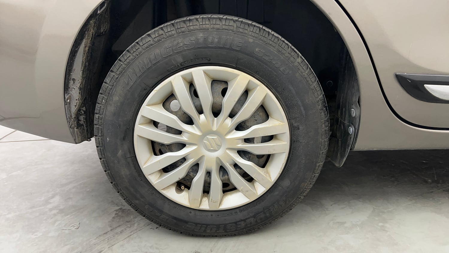 Used 2020 Maruti Suzuki Dzire VXi AMT Petrol Automatic tyres RIGHT REAR TYRE RIM VIEW