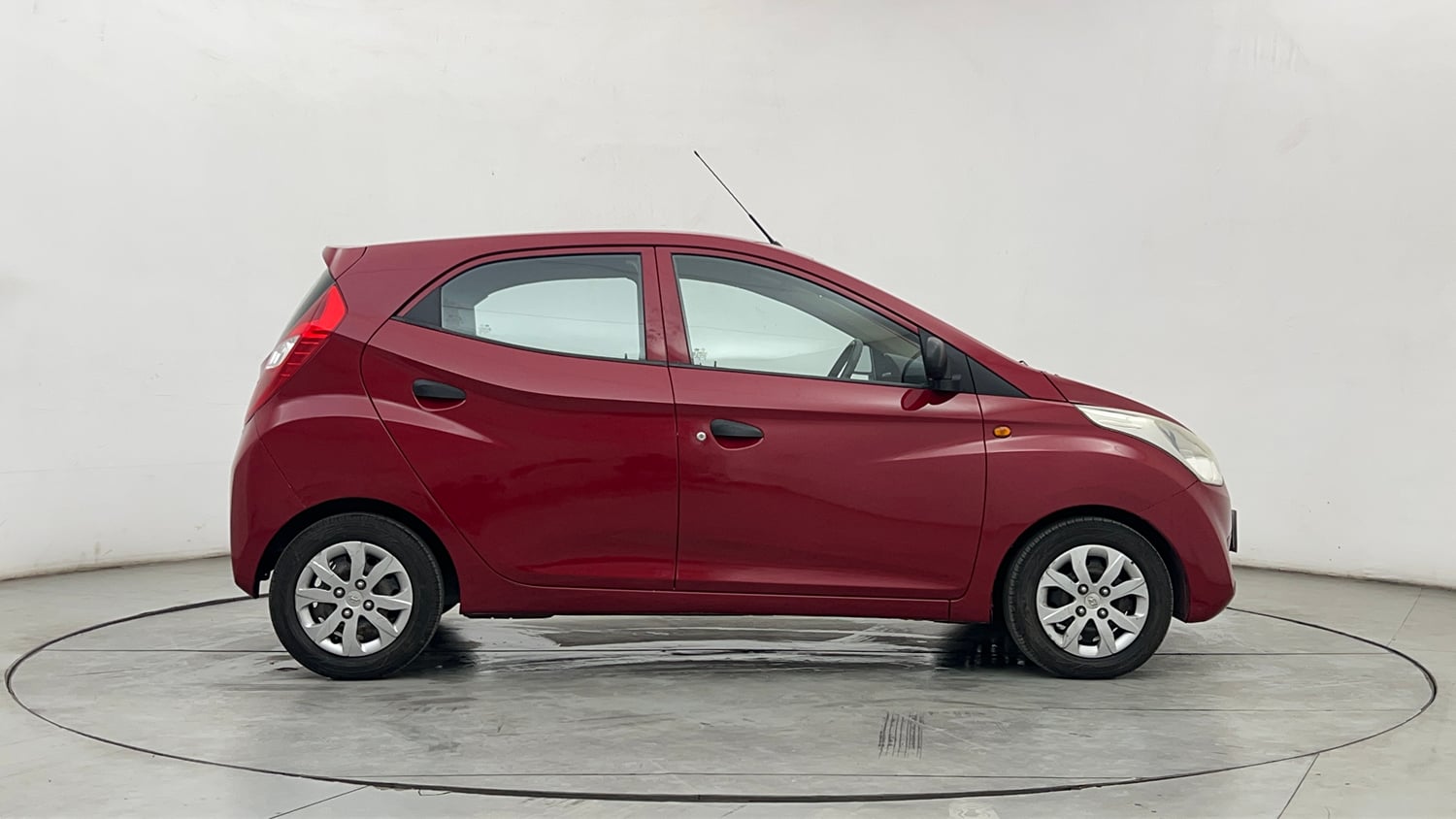 Used 2015 Hyundai Eon Magna Petrol Manual exterior RIGHT SIDE VIEW