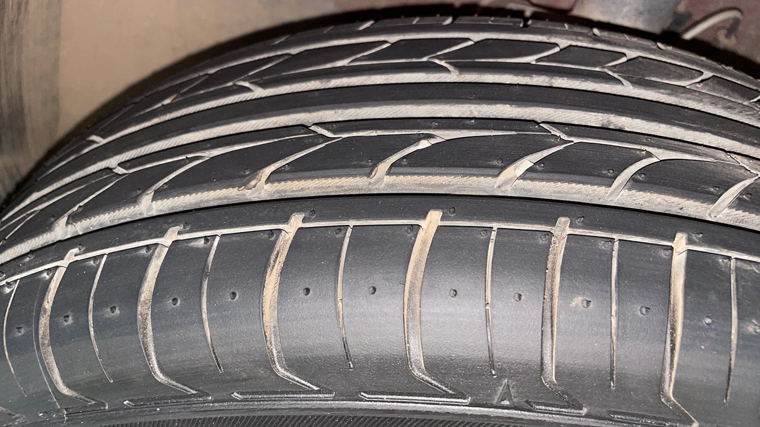 Used 2016 Hyundai Elite i20 Sportz 1.2 Petrol Manual tyres LEFT FRONT TYRE TREAD VIEW
