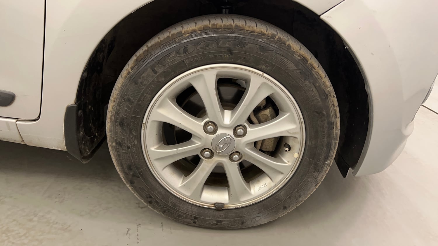 Used 2016 Hyundai Grand i10 Asta AT 1.2 Kappa VTVT Petrol Automatic tyres RIGHT FRONT TYRE RIM VIEW