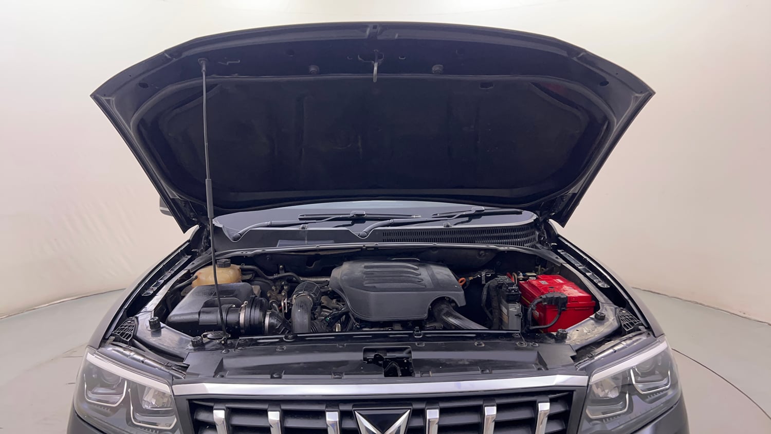 Used 2022 Mahindra Scorpio N Z8 L Petrol AT 7 STR Petrol Automatic engine ENGINE & BONNET OPEN FRONT VIEW