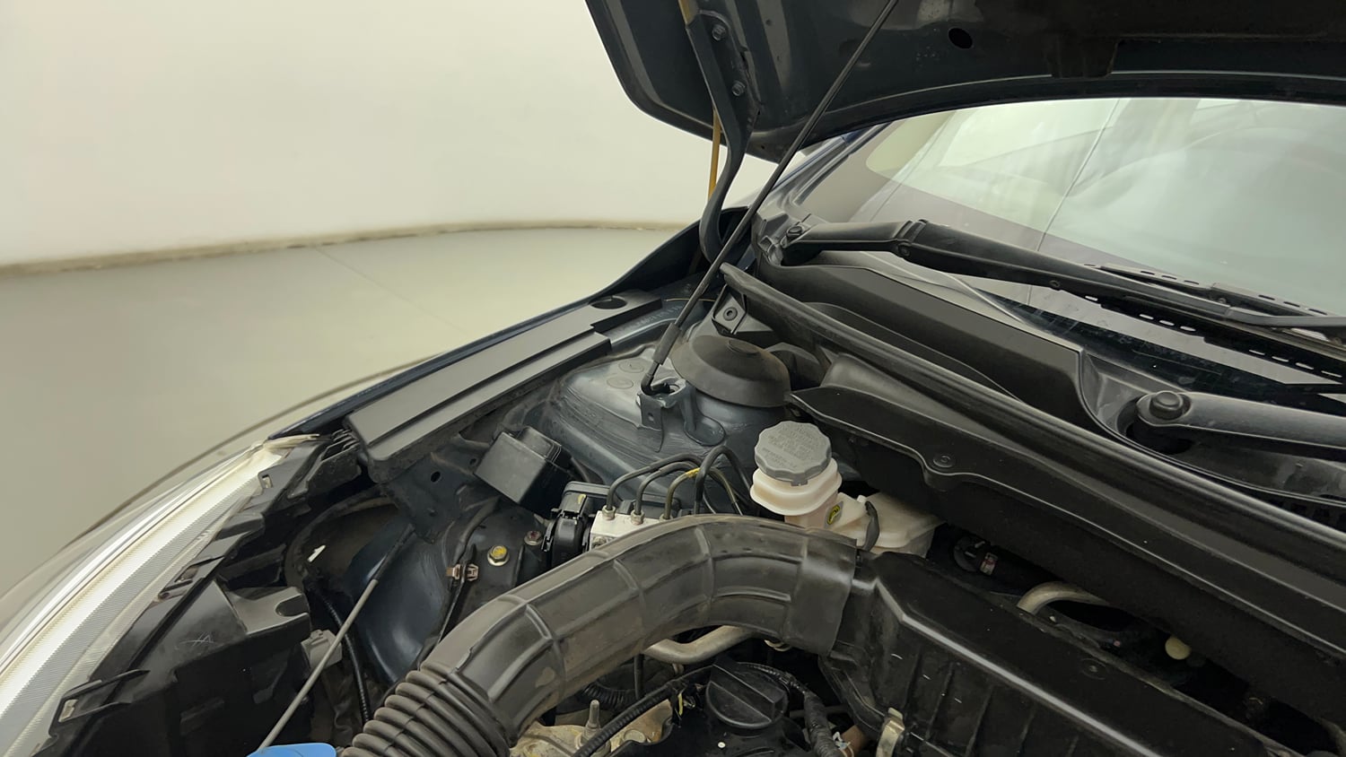Used 2022 Maruti Suzuki Ciaz Zeta 1.5 Petrol Manual engine ENGINE RIGHT SIDE HINGE & APRON VIEW