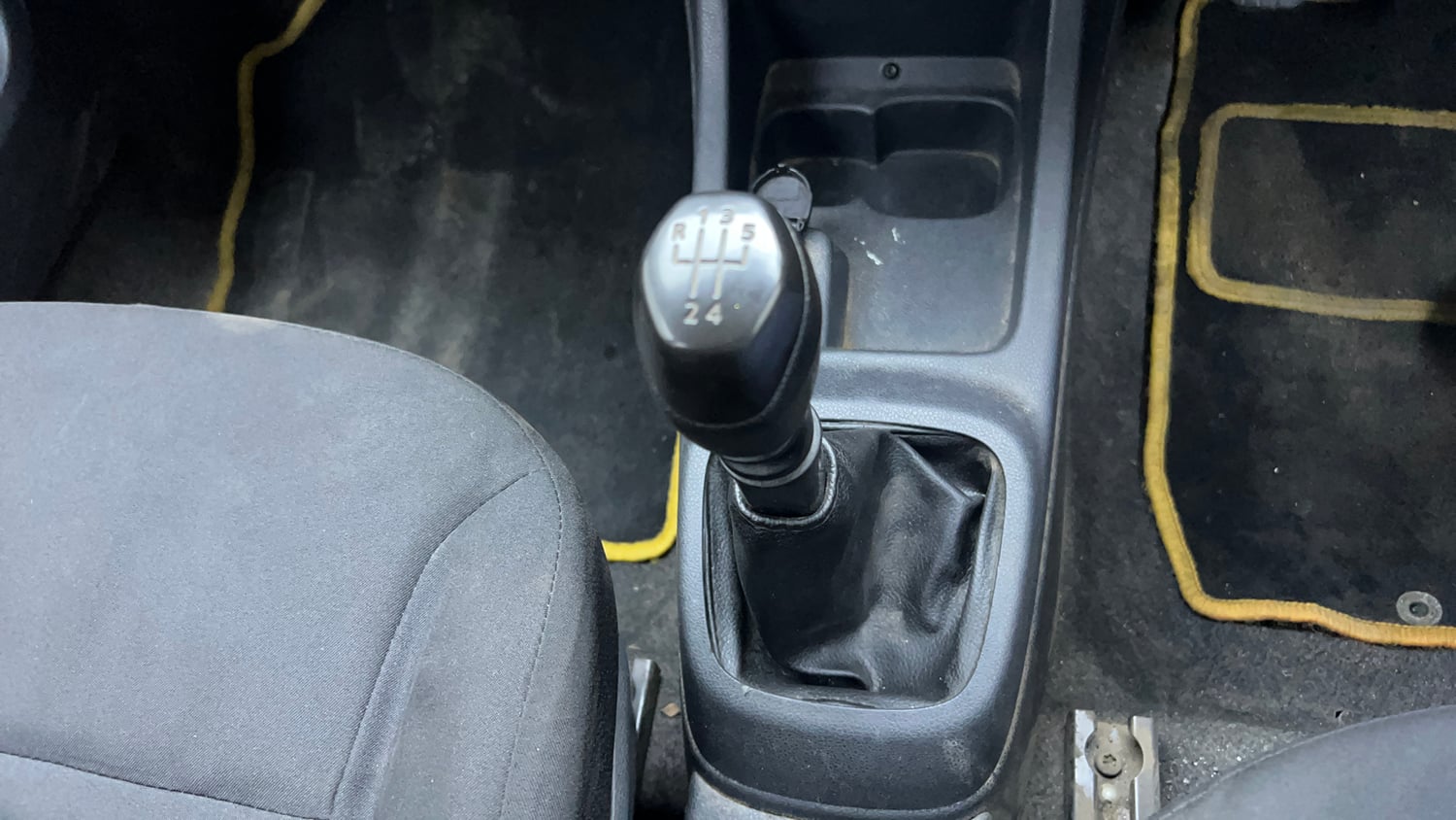 Used 2016 Renault Kwid 1.0 RXT Petrol Manual interior GEAR  KNOB VIEW