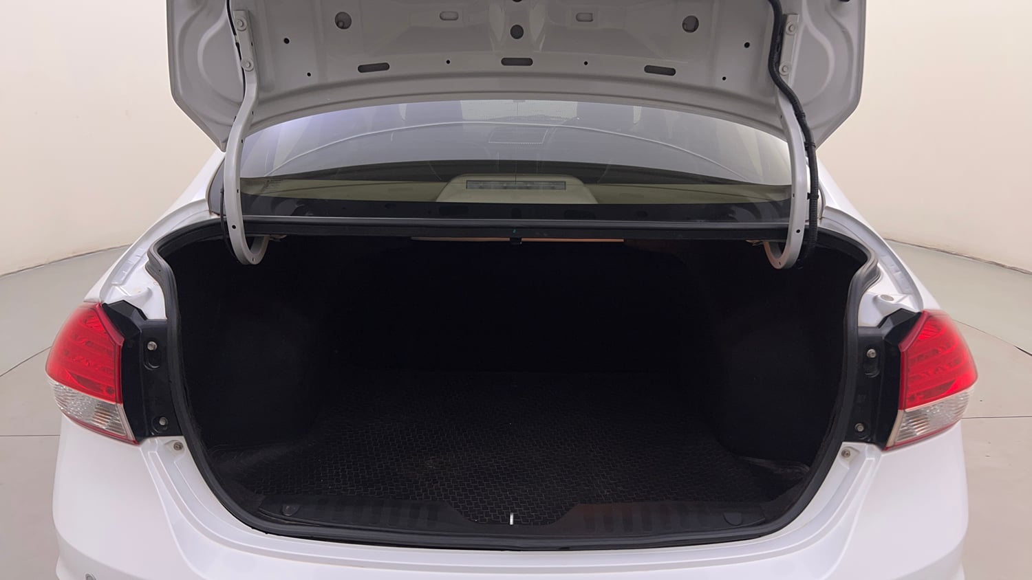 Used 2016 Maruti Suzuki Ciaz ZXI+ Petrol Manual interior DICKY INSIDE VIEW