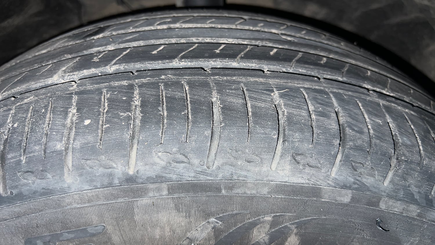 Used 2022 Mahindra XUV700 AX 5 Petrol MT 7 STR Petrol Manual tyres RIGHT FRONT TYRE TREAD VIEW