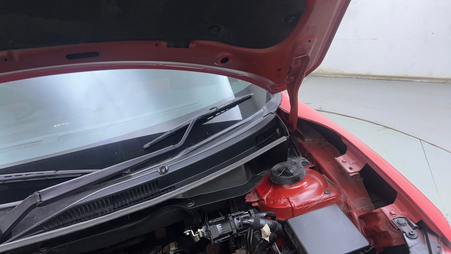 Used 2019 Maruti Suzuki Swift VXi AMT Petrol Automatic engine ENGINE LEFT SIDE HINGE & APRON VIEW