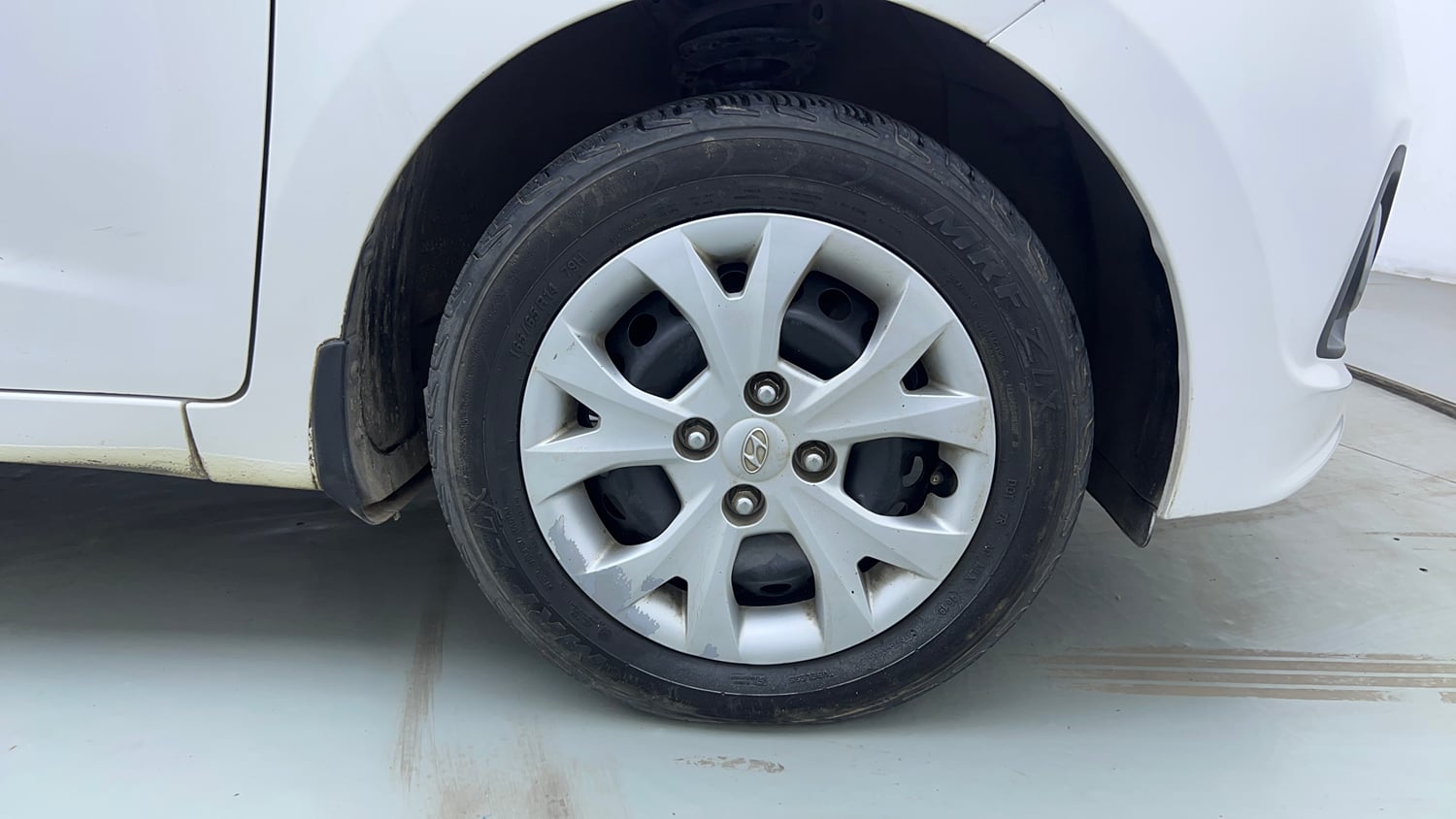 Used 2013 Hyundai Grand i10 Magna 1.2 Kappa VTVT Petrol Manual tyres RIGHT FRONT TYRE RIM VIEW