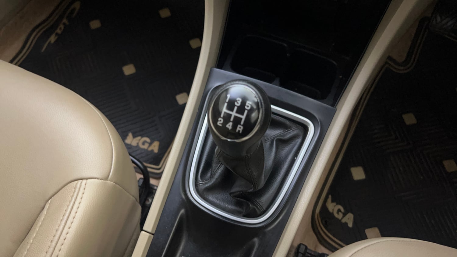 Used 2016 Maruti Suzuki Ciaz ZXI+ Petrol Manual interior GEAR  KNOB VIEW