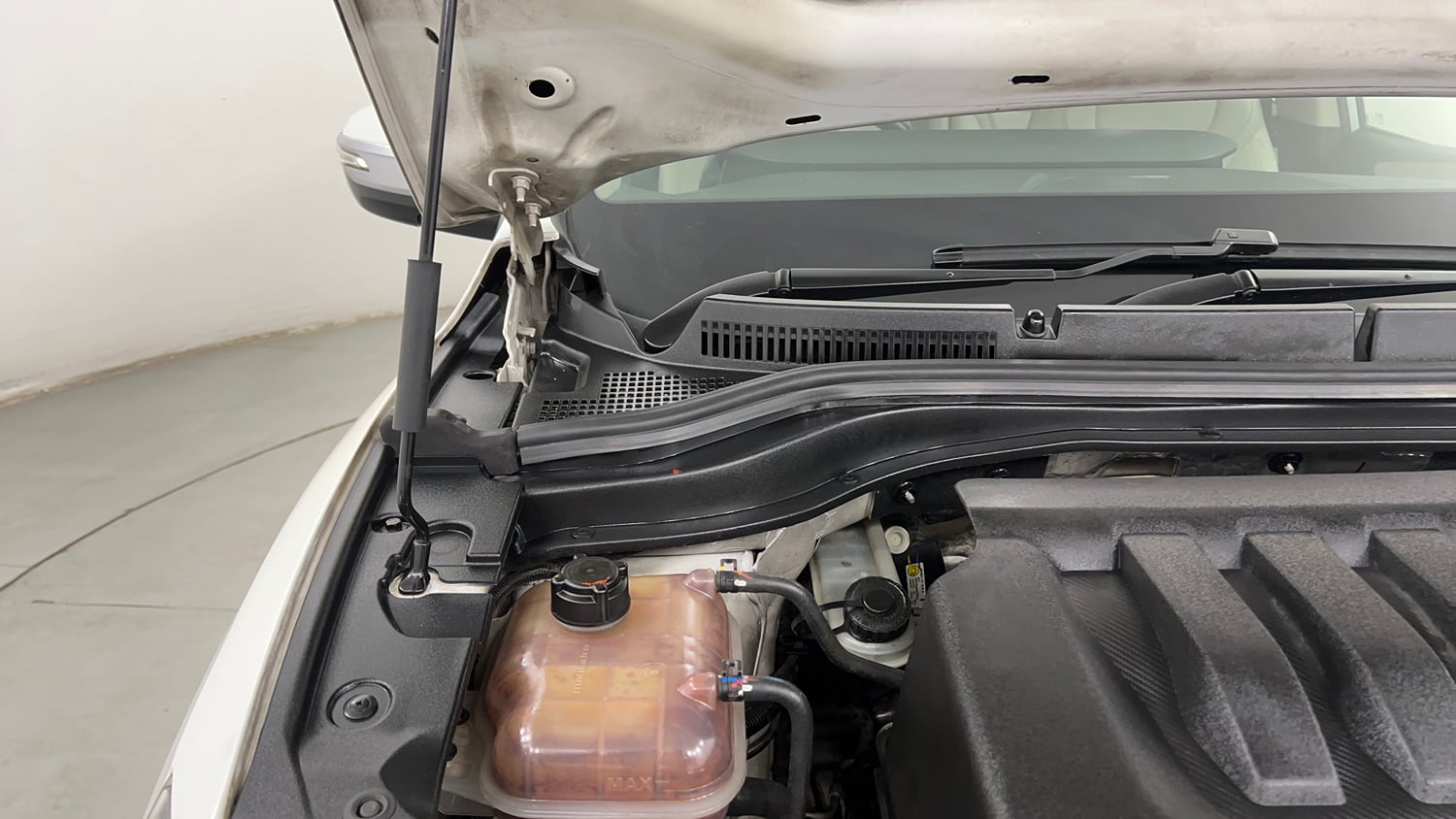 Used 2022 Mahindra XUV700 AX 7 Petrol AT 7 STR Petrol Automatic engine ENGINE RIGHT SIDE HINGE & APRON VIEW
