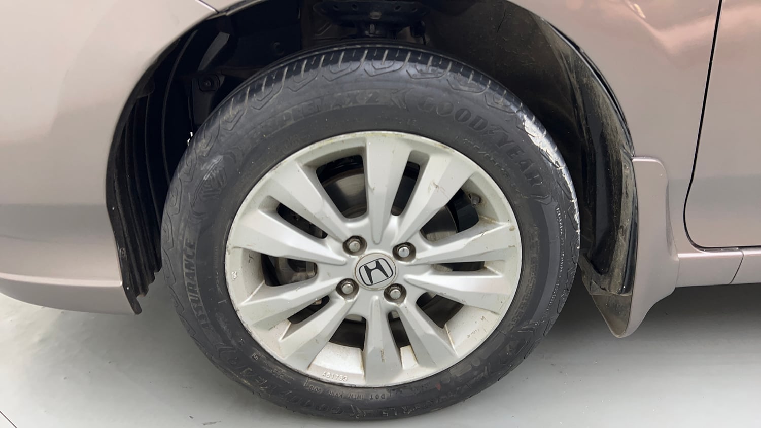 Used 2013 Honda City V MT AVN Petrol Manual tyres LEFT FRONT TYRE RIM VIEW