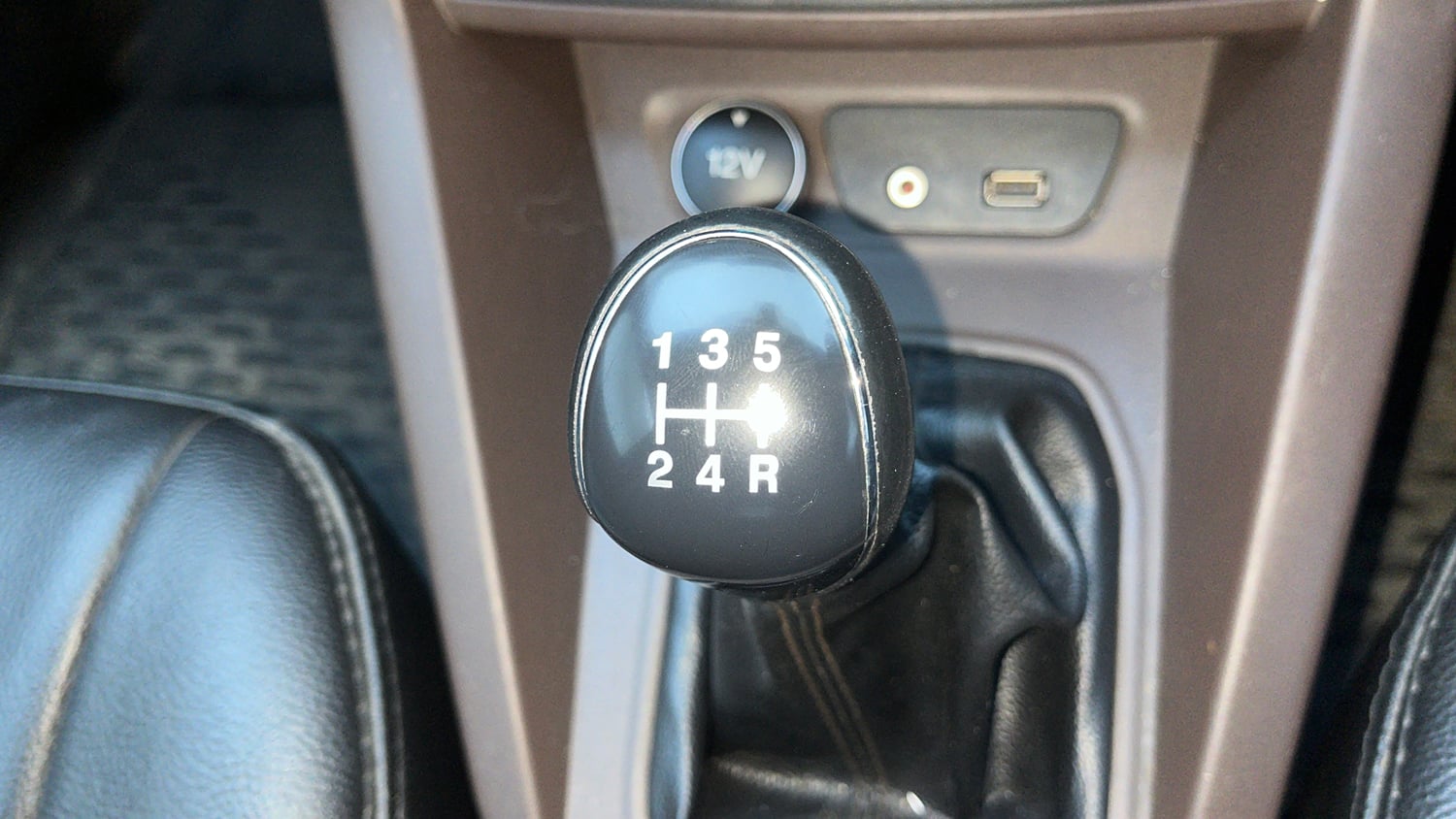 Used 2019 Ford Freestyle Titanium 1.2 Ti-VCT Petrol Manual interior GEAR  KNOB VIEW