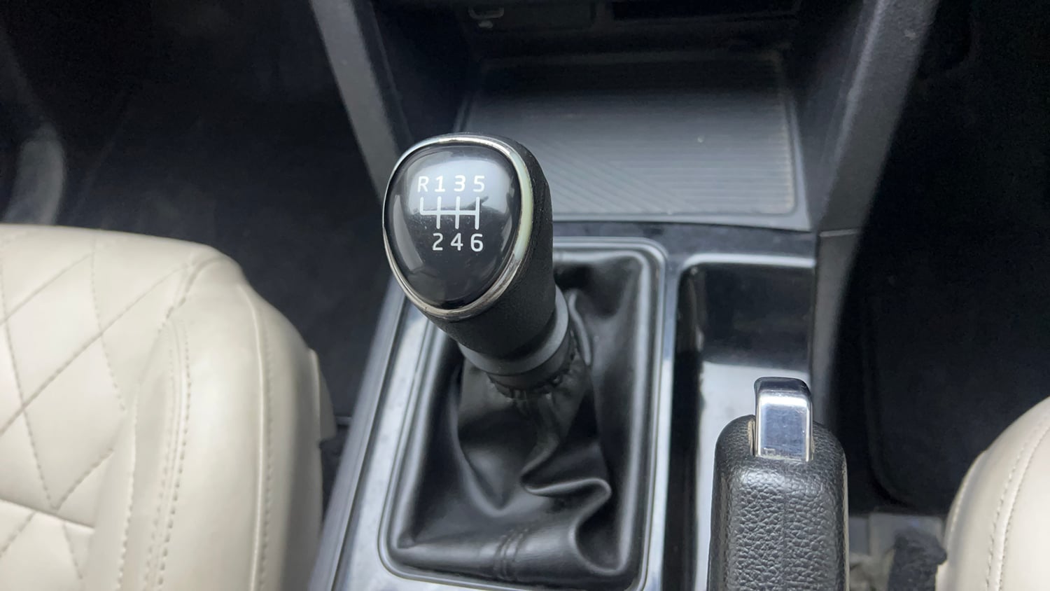 Used 2022 Mahindra XUV700 AX 5 Petrol MT 7 STR Petrol Manual interior GEAR  KNOB VIEW