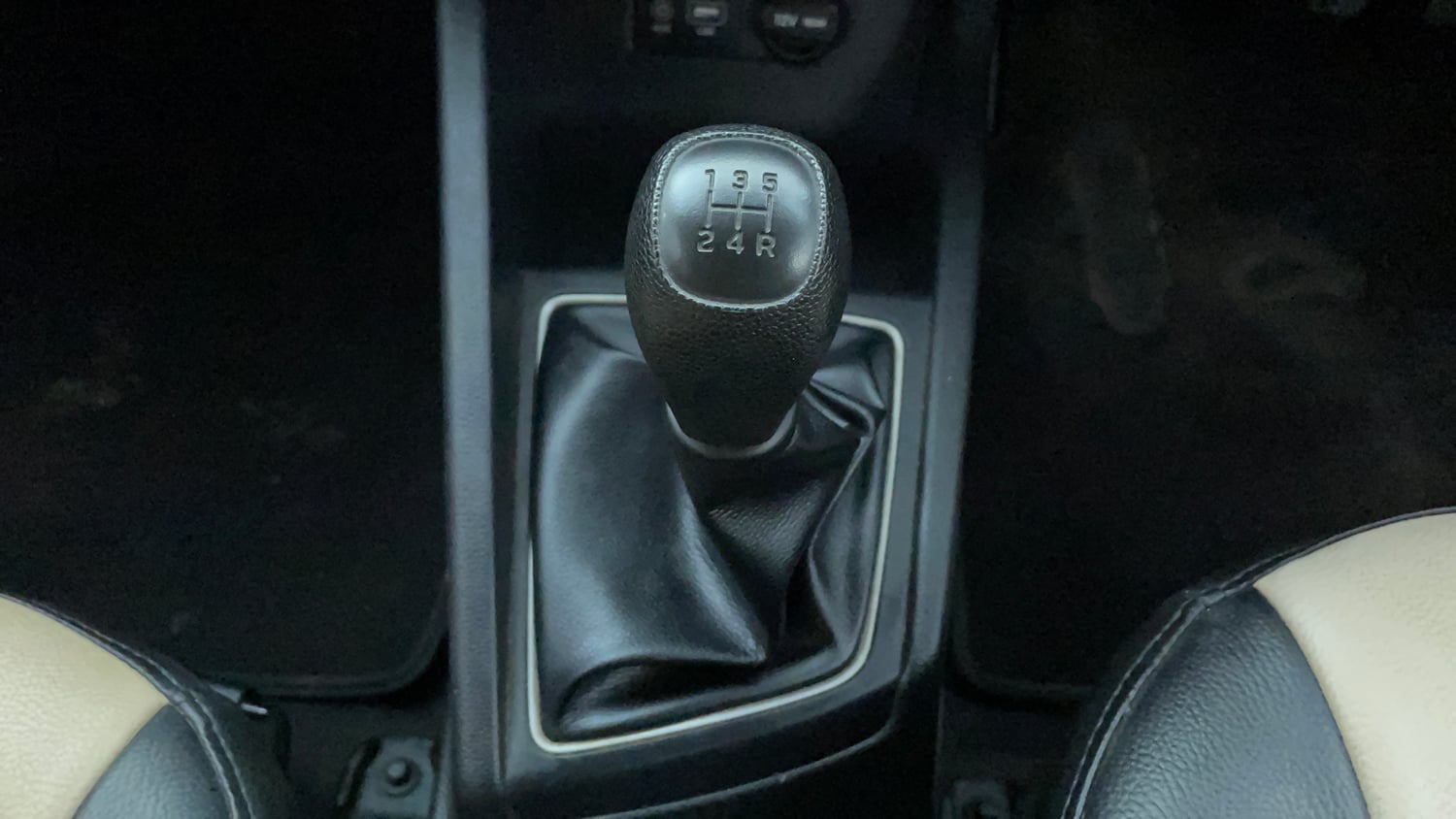 Used 2016 Hyundai Elite i20 Sportz 1.2 Petrol Manual interior GEAR  KNOB VIEW