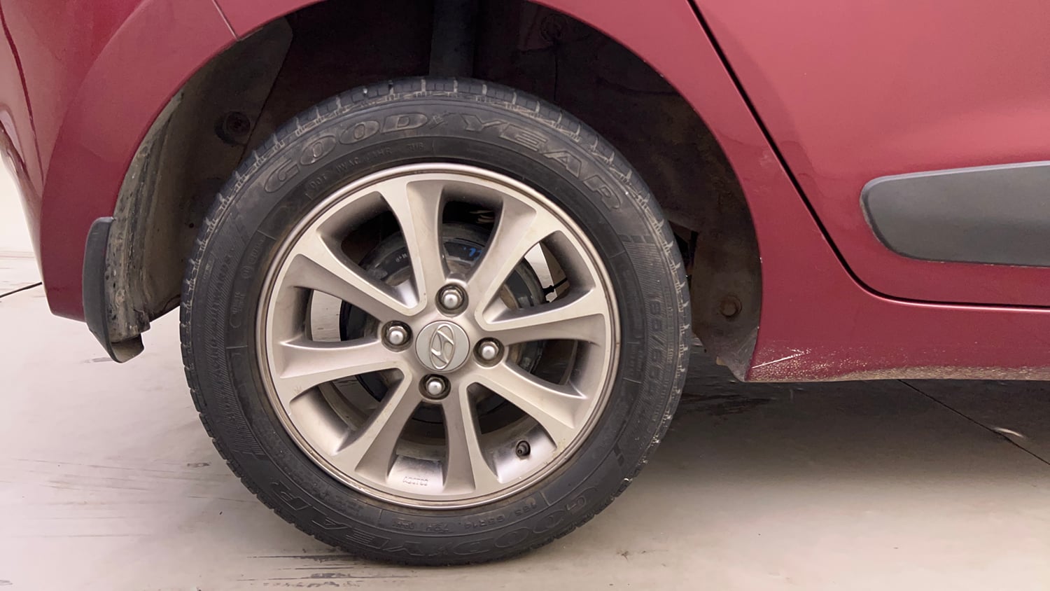 Used 2016 Hyundai Grand i10 Asta AT 1.2 Kappa VTVT (O) Petrol Automatic tyres RIGHT REAR TYRE RIM VIEW