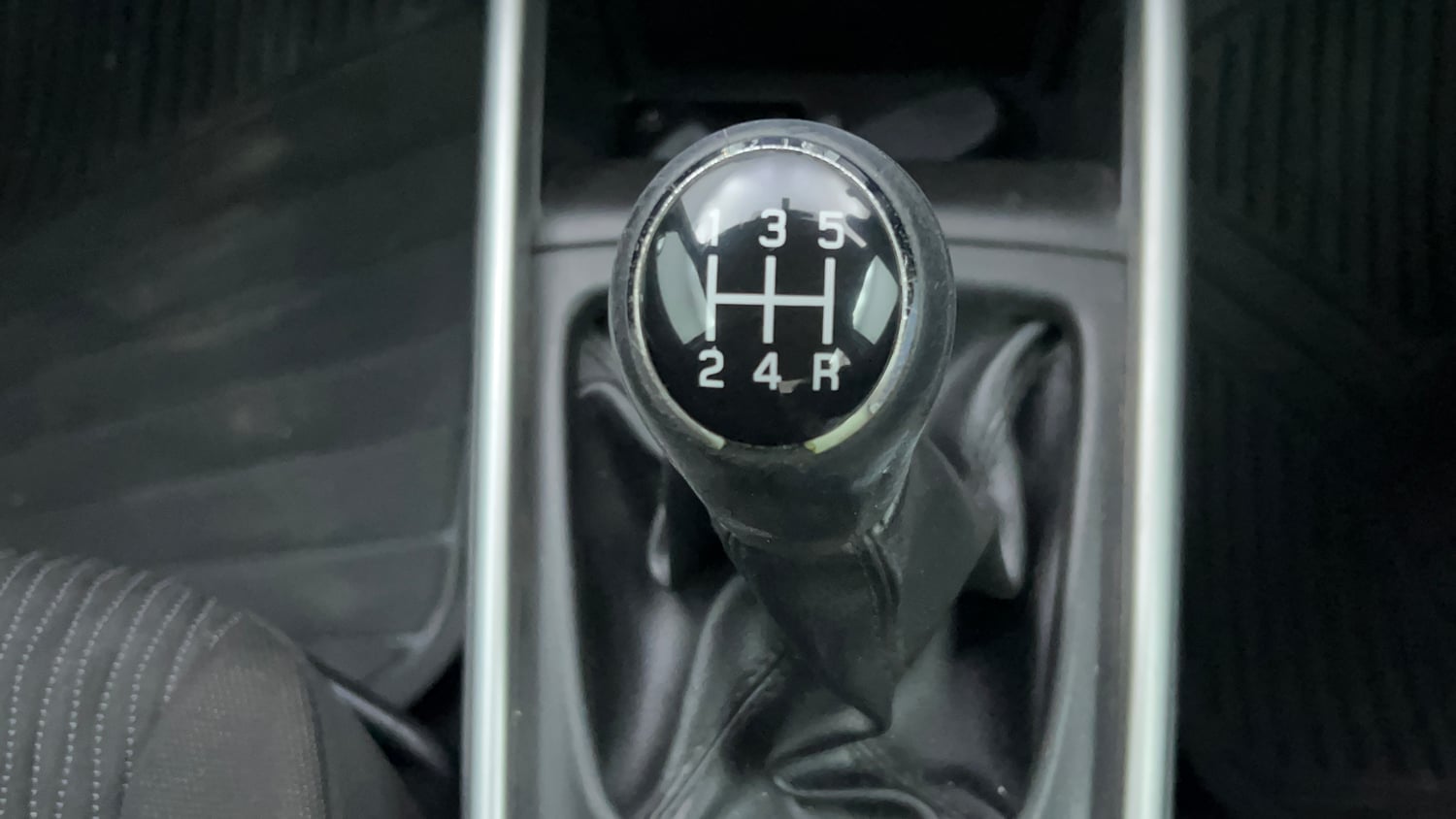 Used 2018 Maruti Suzuki Baleno Zeta 1.3 Diesel Manual interior GEAR  KNOB VIEW