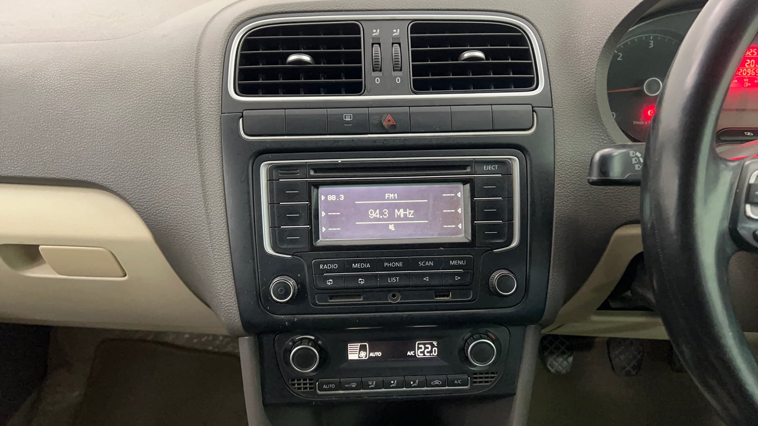 Used 2014 Volkswagen Vento Highline Diesel Diesel Manual interior MUSIC SYSTEM & AC CONTROL VIEW
