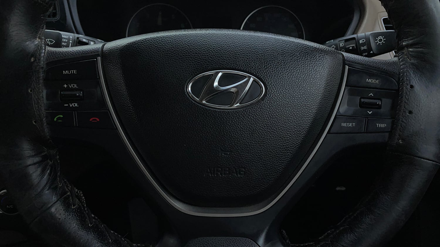 Used 2016 Hyundai Elite i20 Sportz 1.2 Petrol Manual top_features Airbags