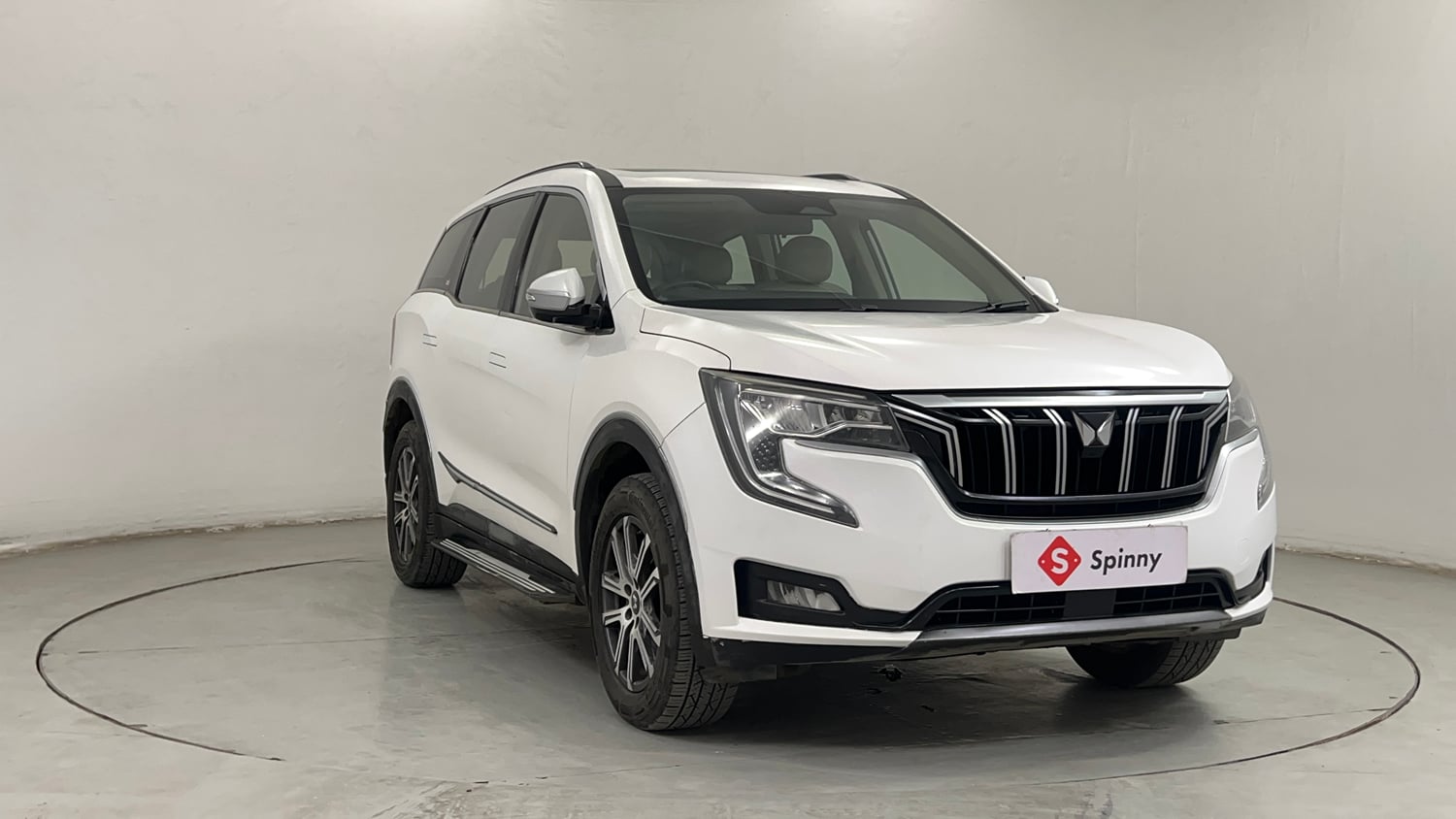 Used 2022 Mahindra XUV700 AX 7 Petrol AT 7 STR Petrol Automatic exterior RIGHT FRONT CORNER VIEW