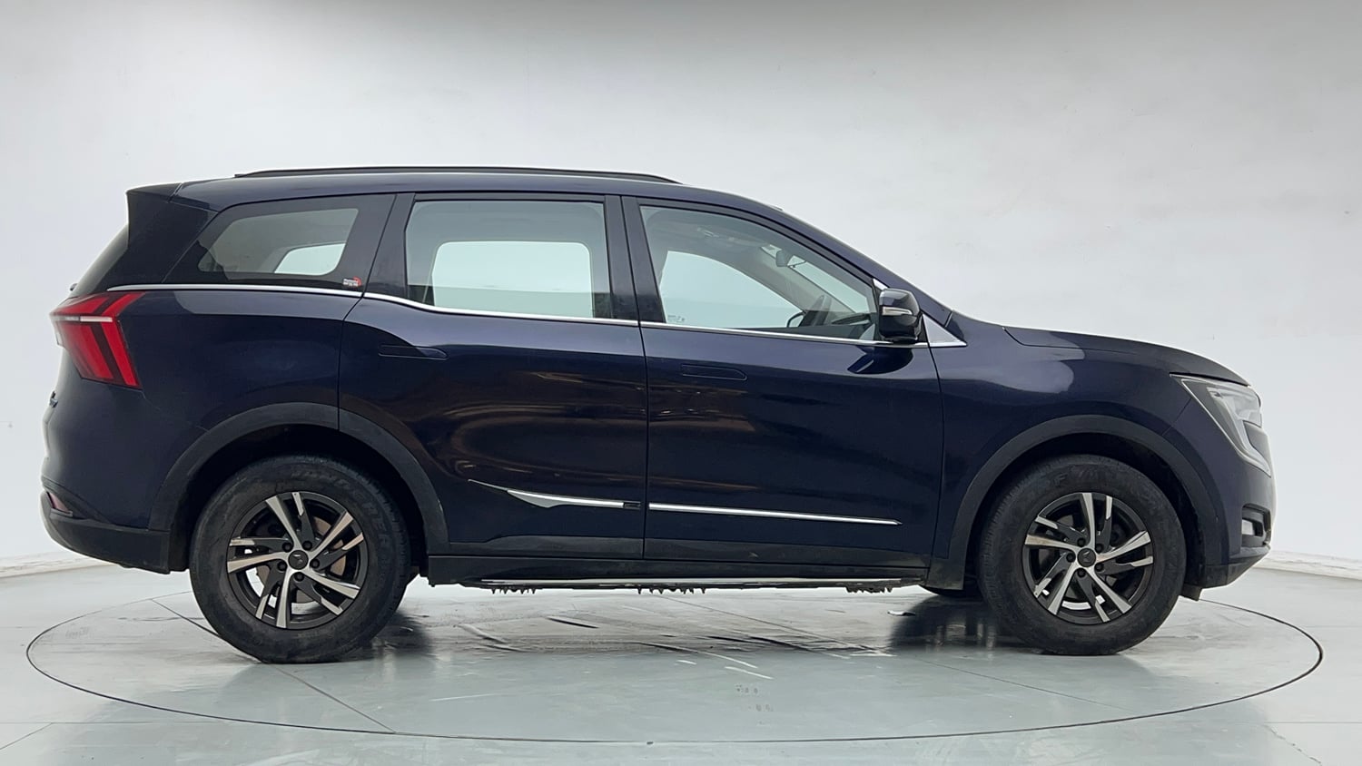 Used 2022 Mahindra XUV700 AX 5 Petrol MT 7 STR Petrol Manual exterior RIGHT SIDE VIEW