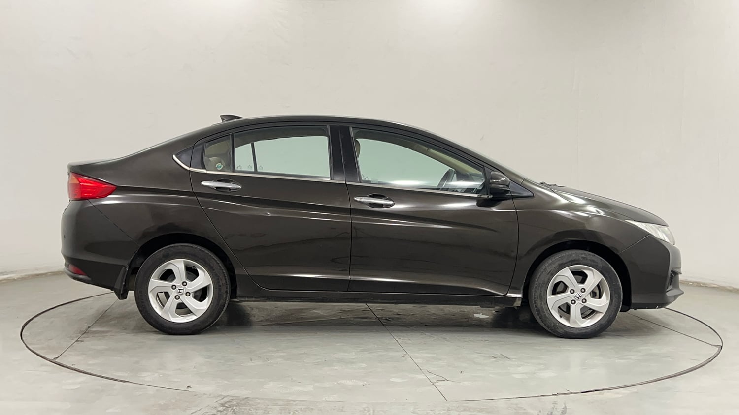 Used 2016 Honda City V Petrol Manual exterior RIGHT SIDE VIEW