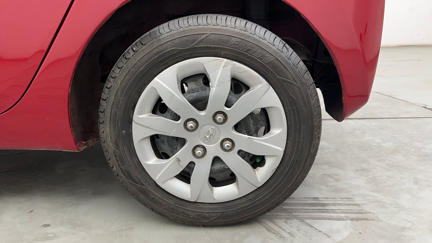 Used 2015 Hyundai Eon Magna Petrol Manual tyres LEFT REAR TYRE RIM VIEW