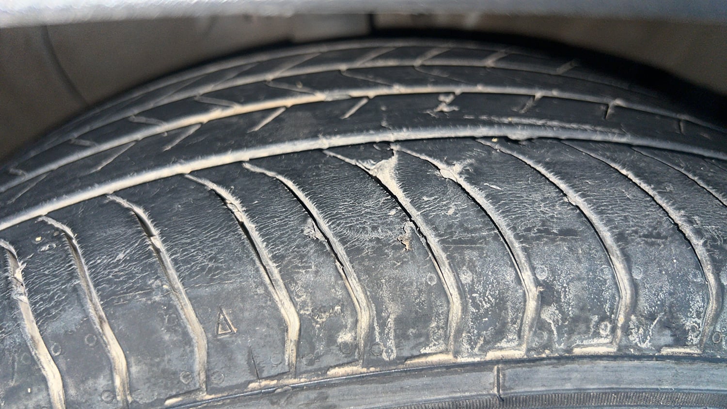 Used 2022 Hyundai Alcazar Signature (O) 6 STR 1.5 Diesel AT Diesel Automatic tyres RIGHT FRONT TYRE TREAD VIEW