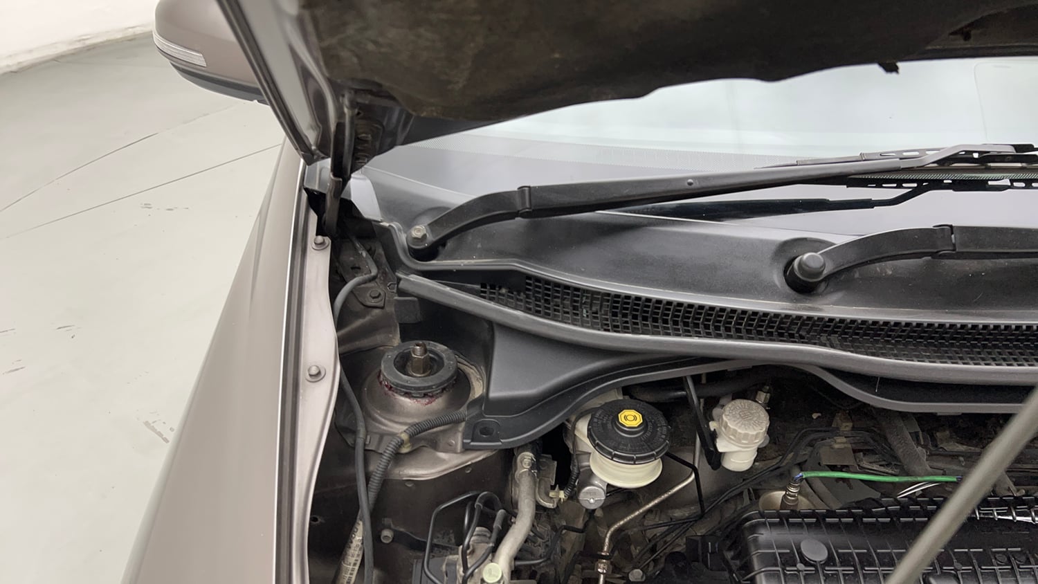 Used 2013 Honda City V MT AVN Petrol Manual engine ENGINE RIGHT SIDE HINGE & APRON VIEW